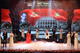 纪念胡伯伯发出《爱国竞赛号召书》76周年的“越南——向远而行之渴望”的特殊文艺演出。图自越通社