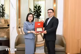 越通社副社长段氏雪绒与阿塞拜疆国家新闻社社长武加尔·阿利耶夫。图自越通社