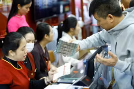 国家银行提醒人民参与黄金交易时保持谨慎之心，防范风险。图自thoibaonganhang.vn