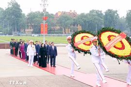 党和国家领导拜谒胡志明主席陵墓。图自越通社