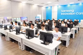 越南国家创新中心同三星（越南）工厂开展科技人才项目--三星创新园区2023 -2024年（SIC）培训活动。图自《人民报》