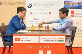 越南棋手黎光（左图）击败印度头号种子拉梅什巴布·普拉格纳南达赢得冠军。图自互联网