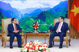 越南政府总理范明政会见老挝国家监察总署署长坎潘·蓬马塔。图自越通社