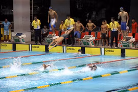 各国运动员在4x200m自由泳赛项上开展角逐。图自越通社