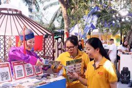 在胡志明市举行的2024年赴蒙古国路演活动上蒙古国旅游协会的旅游推介展位。图自越通社