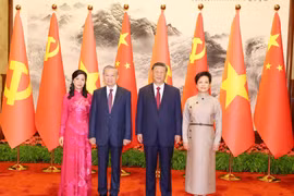 中共中央总书记、中国主席习近平与夫人彭丽媛和越共中央总书记、国家主席苏林和夫人吴芳璃合影。图自越通社