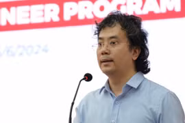 越南河内百科大学代表在生成式人工智能专业公布仪式上介绍相关信息。图自互联网