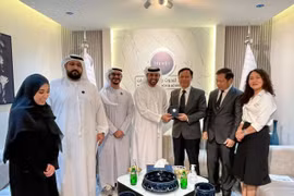 党中央机关科学委员会工作代表团与阿联酋科技机构和组织代表。图自越通社