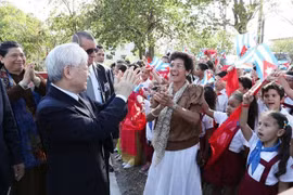 阮富仲总书记2018年3月28日在哈瓦那和平公园会见古巴人民和学生。图自越通社