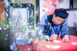 春节期间求字习俗是越南人一直以来值得珍惜的美好传统。（图片来源：人民报网）
