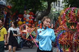 马街的五颜六色吸引众多人前来参观和购物。（图片来源：越南《人民报网》）