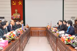 北宁省人委会常务副主席阮进让与泰国拉玛七世国王学院代表团举行会议。（图片来源：北宁报）