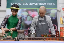 2016年越南茶艺大师杯竞赛。（图片来源：越南《人民报》）