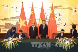 阮春福总理与中国国务院总理李克强见证两国合作文件签署。（图片来源：越通社）
