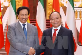 在欢迎仪式上的阮春福总理与贾比尔首相