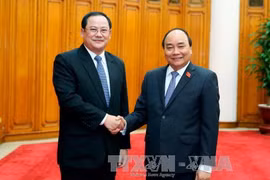 政府总理阮春福会见老挝副总理宋赛•西潘敦。（图片来源：越通社）