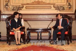 胡志明市人民委员会主席阮成锋会见中国香港特别行政区政府政务司司长林郑月娥（图片来源：越通社）