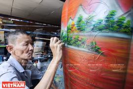 相平协漆器的暗雕花纹。