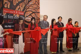 摩洛哥王国驻越大使夫人N.R.Deniale画家的“心心相印”画展在越南民族学博物馆举行。