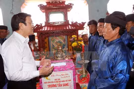 张晋创主席在国家历史遗迹区——阴灵寺和黄莎兵陵墓（图片来源：越通社）