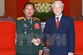 越共中央总书记阮富仲6月20日会见了老挝国防部长占萨门•占雅拉。（图片来源：越通社）