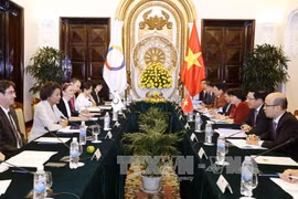 越南政府副总理兼外长范平明与法语国家组织秘书长米夏埃尔·让举行会谈。