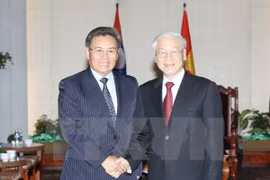 越共中央总书记阮富仲会见老挝建国阵线中央委员会主席赛宋蓬•丰威汉。（图片来源：越通社）
