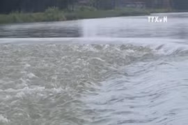 暴雨引发洪水 使中部地区各省数千户家庭陷入困境