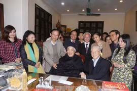 阮富仲总书记向杜梅同志致以新春祝福。（图片来源：越通社）