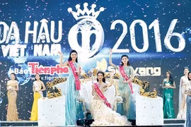 夺得2016年越南小姐选美大赛前三名成绩的三名佳丽。