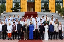 国家副主席邓氏玉盛与巴地头顿省少数民族威信模范者代表团合影。