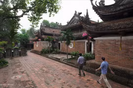 西方寺傍山而建，自下而上共三座，称为 下寺、中寺、上寺。