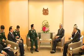 越南国防部部长吴春历与新加坡国防部长黄永宏举行会谈。（图片来源：越通社）