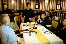 迈克尔•宝黄厨师介绍越南佳肴。