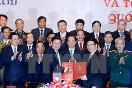 越南政府副总理兼外交部长范平明与老挝政府副总理兼外交部部长通伦•西苏里签署了《越老国界界碑和边界线议定书》和《越老边境口岸和边界管理制度协定》两个重要法律文件。