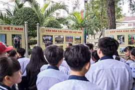 “越南各民族文化”图片展在芹苴市举行