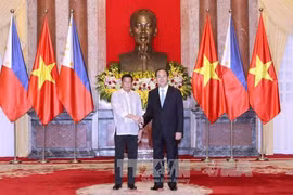 国家主席陈大光欢迎菲律宾总统罗德里戈·杜特尔特访越。（图片来源：越通社）