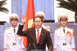 陈大光主席宣誓就职。 