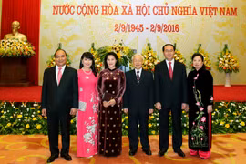 越南党和国家领导人出席招待会。