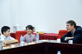 英国驻越南大使贾尔斯•莱韦走访越南某学校。（图片来源：bvishanoi.com）
