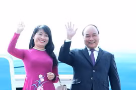 越南政府总理阮春福和夫人 抵达乌兰巴托成吉思汗国际机场。