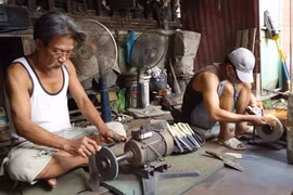 锻造（图片来源：langnghehanoi.vn）