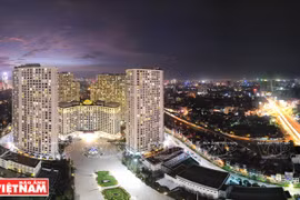 RoyalCity “河内缩小的欧洲”夜景，建筑仿照欧洲皇家新古典风格。