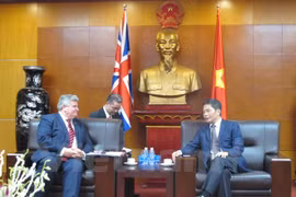 越南工商部部长陈俊英与英国贸易投资大臣普睿勋爵举行会谈。（图片来源：越通社）