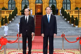 陈大光举行仪式欢迎法国总统弗朗索瓦·奥朗德访越。（图片来源：越通社）