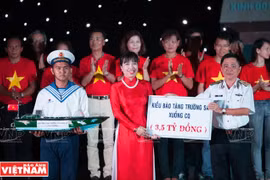 侨胞向长沙群岛赠送一艘CQ牌救生船。