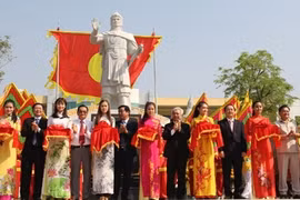 各位领导出席光忠皇帝肖像落成典礼。（图片来源：人民报网）