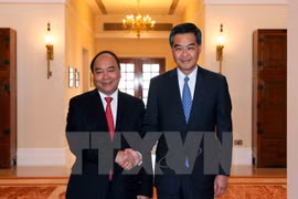 阮春福总理会见香港特别行政区行政长官梁振英。（图片来源：越通社）