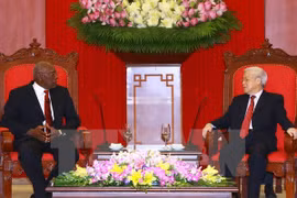 越共中央总书记阮富仲会见古共中央第一书记劳尔•卡斯特罗特使。（图片来源：越通社）​