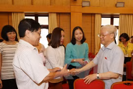 越共中央总书记阮富仲与河内市巴亭郡和还剑郡选民接触